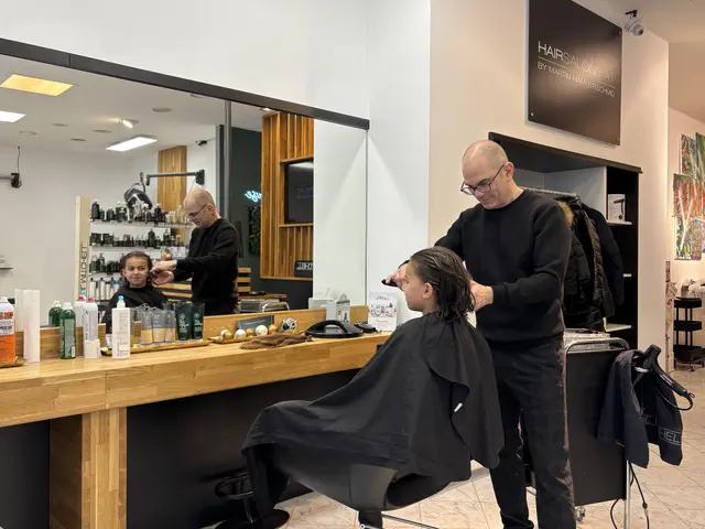 Nach dem Waschen wird Alinas neue Frisur in Form gebracht. | Foto: Alexandra Goll