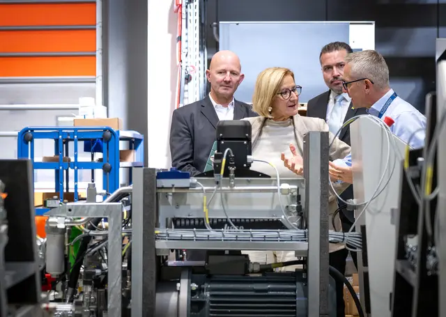 Landeshauptfrau Johanna Mikl-Leitner beim Betriebsbesuch bei Test-Fuchs | Foto: NLK Pfeffer