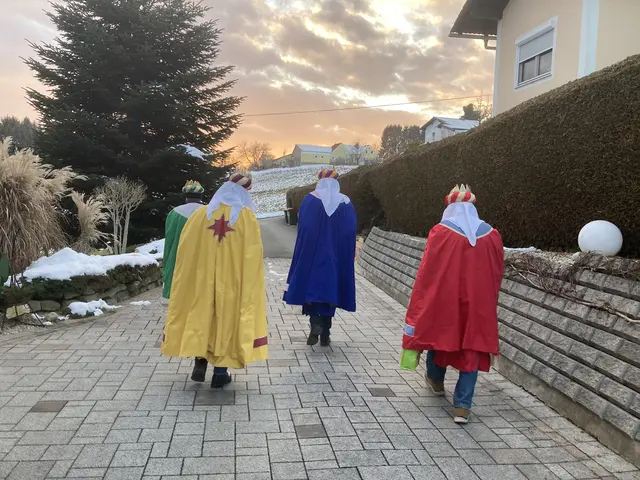 Pfarrer Herr Mag. Josef Windisch ist stolz auf die Könige