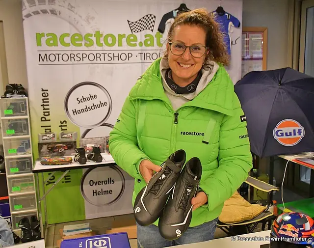 Christine Dorfner mit den "rettenden" Schuhen