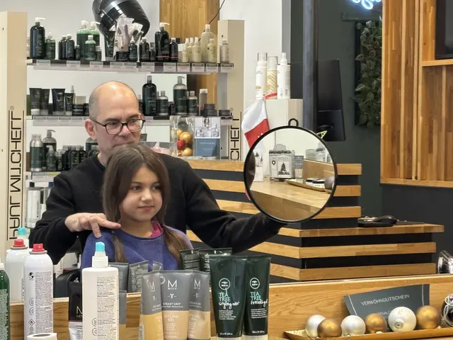 Ein emotionaler Augenblick vor dem Abschneiden der Haarpracht. | Foto: Alexandra Goll