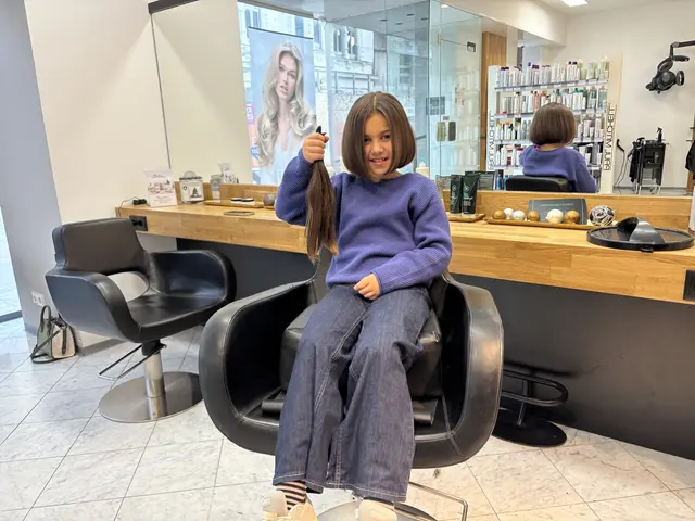 Stolz präsentiert Alina ihre neue Frisur und hält die gespendeten Zöpfe in Händen. | Foto: Alexandra Goll