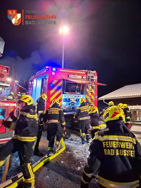 80 Einsatzkräfte mehrerer Feuerwehren standen Samstagnacht in Altaussee im Löscheinsatz.  | Foto: FF Bad Aussee
