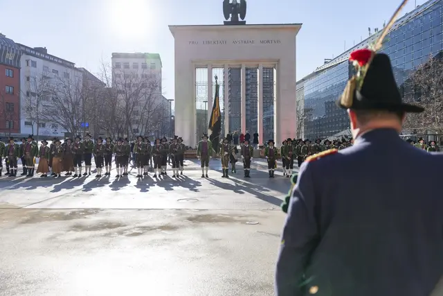 Ein landesüblicher Empfang mit der Bürgermeistermusikkapelle Schwaz, der Georg-Bucher-Schützenkompanie Axams und Abordnungen der Tiroler Traditionsverbände.  | Foto: Land Tirol/Sedlak