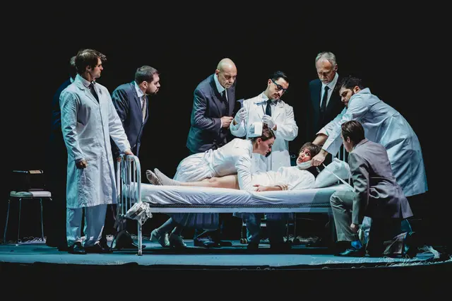 Der Wahnsinn schwebt stets über dem Stück. | Foto: Xiomara Bender