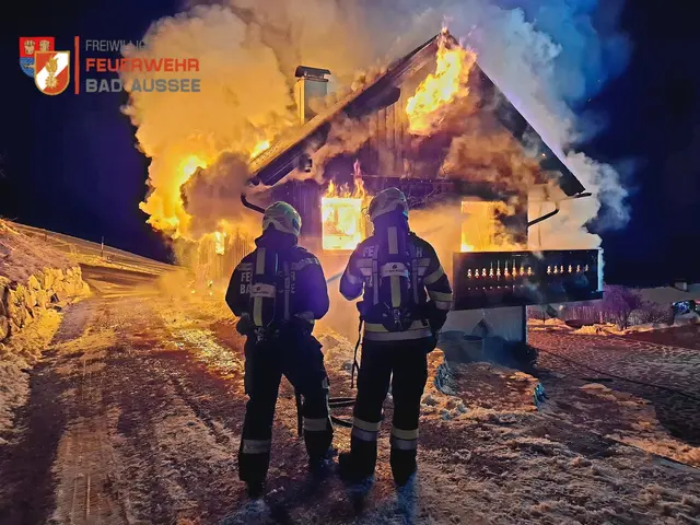 Das Bürogebäude stand beim Eintreffen der ersten Feuerwehren bereits in Vollbrand. | Foto: FF Bad Aussee
