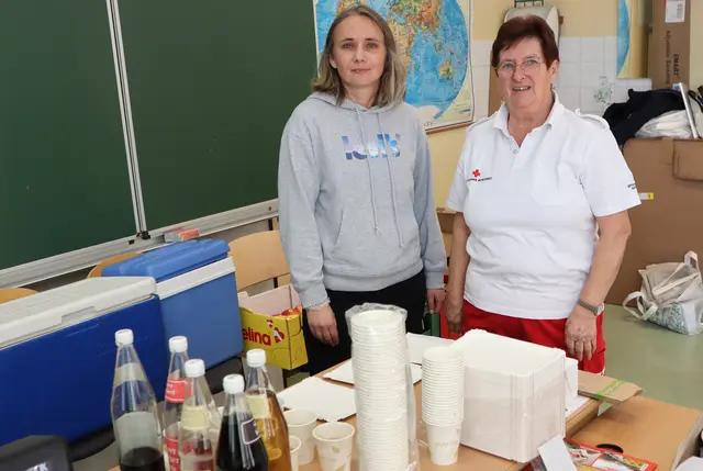 Sabine Lirzer (li) hielt mit Christine Knopper Cola, Kracherl, Kornspitz usw. parat | Foto: Gerhard Langmann