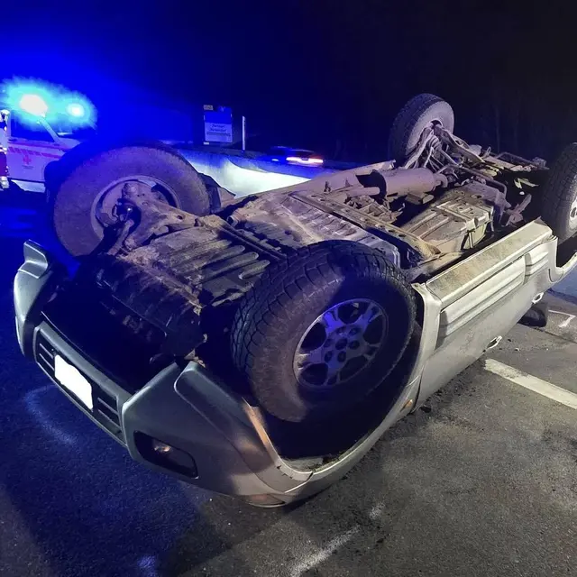 Ein Fahrzeug mit fünf Insassen kam aus noch ungeklärter Ursache von der Straße ab und blieb auf dem Dach liegen. | Foto: Feuerwehr Gattendorf