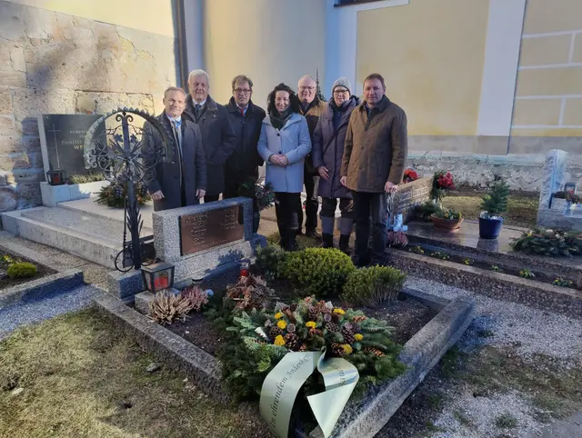 Kranzniederlegung am Familiengrab Scheibenreif, Personen von links: Gemeinderat Günter Daxböck, Enkelsohn Franz Fiedler, Stadtrat Thomas Huber, Bezirksbauernratsobfrau Teilbezirk Neunkirchen Waltraud Ungersböck, Bezirksbauernratsobmann Thomas Handler, Landeskammerrätin Annette Glatzl, Bauernratsobmann Teilbezirk Gloggnitz Gerhard Schweighofer | Foto: Waltraud Ungersböck
