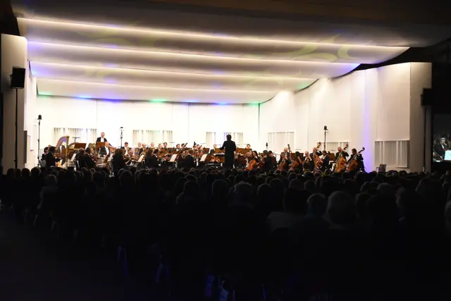 Mit märchenhaften Melodien eröffnete das Tiroler Symphonieorchester Innsbruck das neue Jahr in Kufstein.  | Foto: Barbara Fluckinger