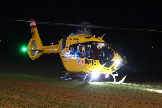 Der 20-jährige Beifahrer wurde lebensgefährlich verletzt und musste mit dem Rettungshubschrauber ins LKH Graz geflogen werden. | Foto: Symbolbild FF/Schaden