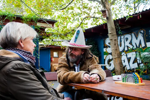 Eine ehrenamtliche Vinzidorf-Helferin in Gespräch mit einem Bewohner.  | Foto: VinziWerke