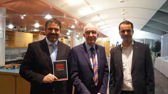 Kulturstadtrat Peter Vöhl, Bgm. Herbert Mayer und Michael Jörg von der Volksbank Landeck konnten sich über ein gelungenes Neujahrskonzert in einem ausverkauften Stadtsaal freuen. 