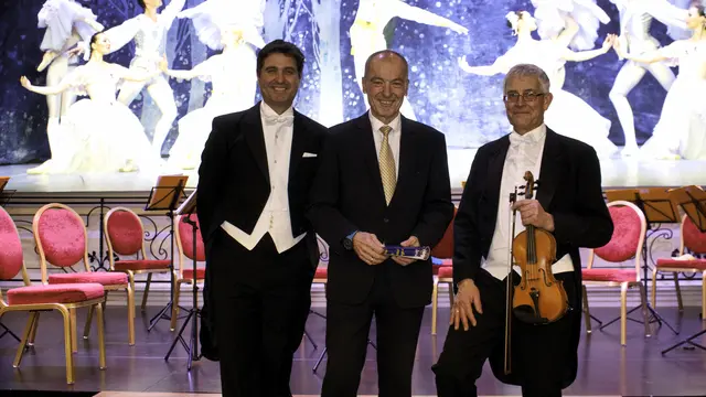 Der Dirigent Azis Sadikovic, Bürgermeister Andreas Ramharter sowie Komponist und Arrangeur Johannes Holik | Foto: Markus Achleitner