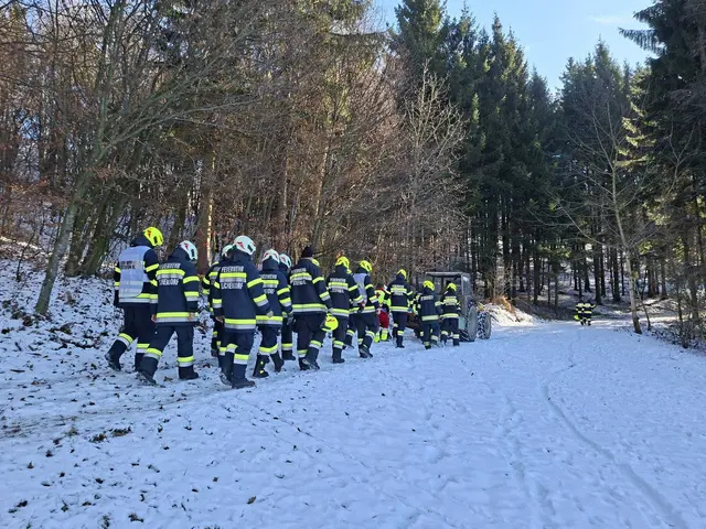 Beim Abtransport des Verletzten half ein Anrainer mit seinem Traktor den Einsatzkräften.  | Foto: Strohmaier M.- FF St. Stefan/R & Schantl M. - FF Lichendorf