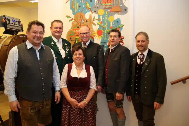 40 Jahre Schnalzerball Anthering: Bürgermeister Alois Mühlbacher, Rudi Roider, Frieda Leberer, Landrat Bernhard Kern, Toni Langwallner, Stefan Hauser.