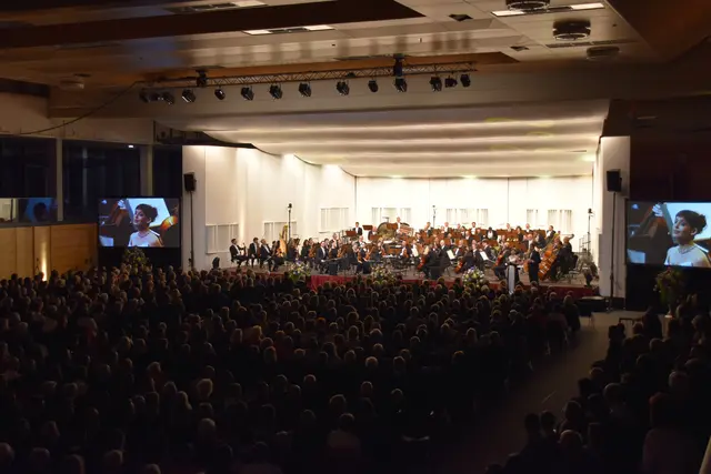 Das Programm führte durch klingende Geschichten: von Rimski-Korsakows geheimnisvollem Skazka (Märchen) bis hin zu Tschaikowskis Blumenwalzer aus dem Nussknacker.  | Foto: Barbara Fluckinger