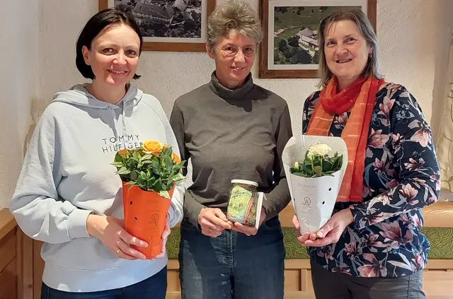 Renate Wimmer, Birgit Schultes und Ulrike Brunner bei der Spendenübergabe | Foto: Familie Wimmer
