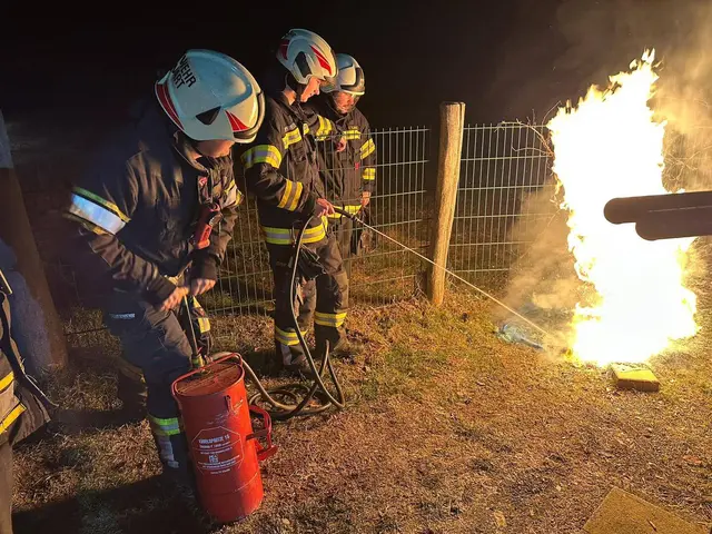 Die Stadtfeuerwehr Oberwart löschte den Brand mit der Kübelspritze. | Foto: Stadtfeuerwehr Oberwart