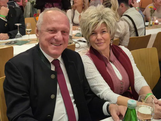 Auch Bürgermeister Alfred Lenz unterhielt sich beim "Sulmtaler Trachtenball" prächtig. | Foto: MeinBezirk/W. Fischer