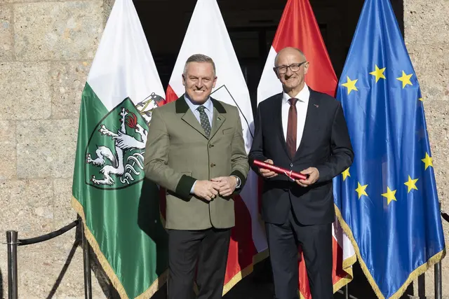 „Staffelübergabe“ des Vorsitzes in der LH-Konferenz von der Steiermark an Tirol: LH Mario Kunasek (links) und LH Anton Mattle (rechts).
 | Foto: Land Tirol/Sedlak