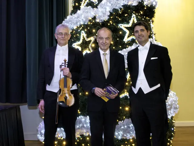 Der Dirigent Azis Sadikovic, Bürgermeister Andreas Ramharter sowie Komponist und Arrangeur Johannes Holik | Foto: Markus Achleitner