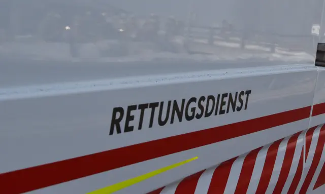 Der Verletzte wurde mit einem Rettungswagen des Roten Kreuzes ins Universitätsklinikum nach Wiener Neustadt gebracht.  | Foto: Peter J. Wieland