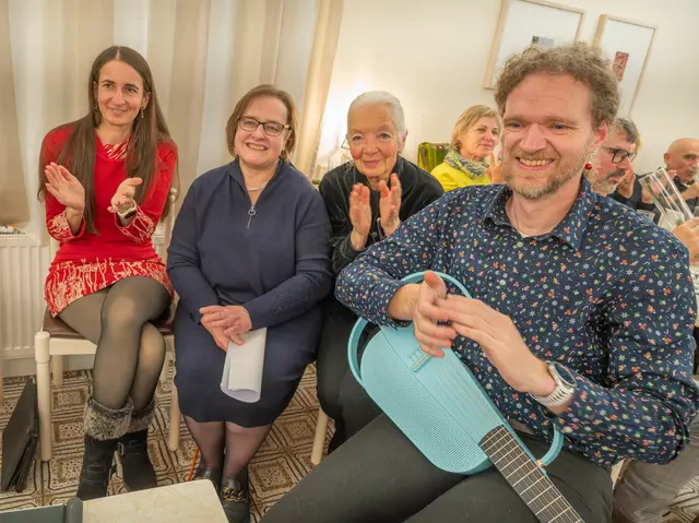 Zuhören und gemeinsam singen - das war das Erfolgsrezept vom Adventabend kurz vor Weihnachten in der Konditorei Kemetmüller in Spital am Pyhrn.  | Foto: Jack Haijes