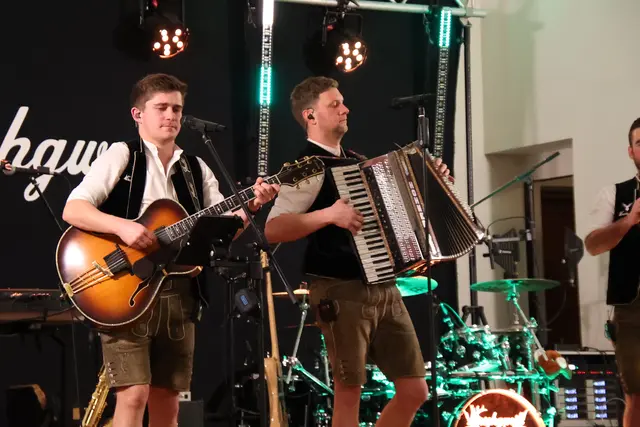 Band Hirschgweih mit Felix und Roman begeisterten die Gäste.