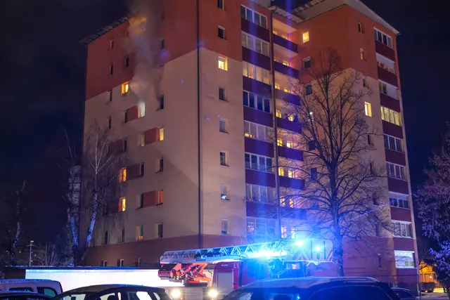 Der Wohnungsbrand konnte rasch gelöscht werden, für die Bewohner wurde eine Ersatzunterkunft organisiert. | Foto: laumat.at/Matthias Lauber