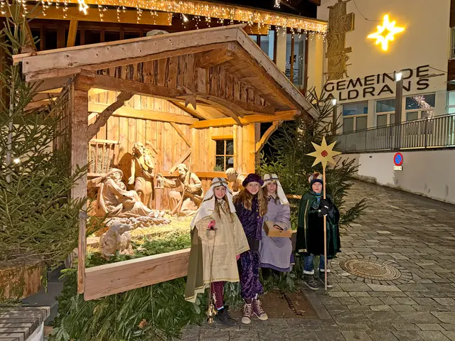 Trotz klirrender Kälte machten die Sternsinger auch Station vor der wunderschönen holzgeschnitzten Aldranser Dorfkrippe. | Foto: Julius Skamen