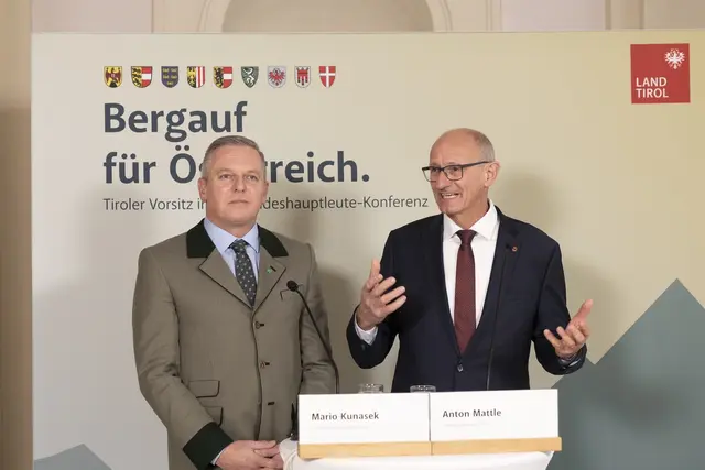 LH Anton Mattle (rechts) und LH Mario Kunasek blickten auf den steirischen Vorsitz zurück und gaben Ausblicke auf Tirols Vorsitz. | Foto: Land Tirol/Sedlak