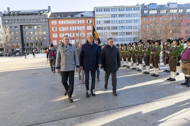 Abschreiten der Front mit Steiermarks LH Mario Kunasek, Tirols LH Anton Mattle, Vizekanzler Andreas Babler, Innsbrucks Bürgermeister Johannes Anzengruber und Bundesratspräsident Markus Stotter.
 | Foto: Land Tirol/Sedlak