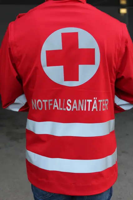 Nach der Versorgung wurde der Mann mit einer Trage zur befestigten Himmelreichstraße transportiert und danach mit der Rettung ins Salzkammergut-Klinikum Vöcklabruck eingeliefert. | Foto: BezirksRundSchau