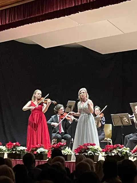 Stehgeigerin und Ensemble-Leiterin Annette Fritz sowie Sopranistin Jana Stadlmayr beim Neujahrskonzert. 