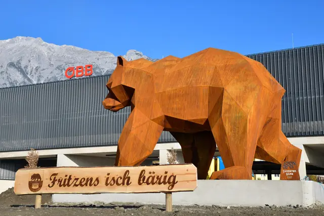 Der Bär symbolisiert das Wappentier der Gemeinde Fritzens und ist aus Cortenstahl gefertigt. | Foto: ZOOM.TIROL