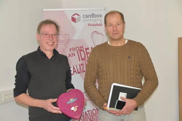 René Buchart und Geschäftsführer Hannes Schleich mit einem neuen Produkt für den US-Markt. | Foto: MeinBezirk/Michael Strini