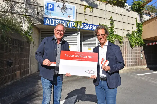 Bgm. Christian Margreiter und Richard Madersbacher, Obmann der Haller Kaufleute präsentieren die neuen Tickets fürs Parken. | Foto:  Stadtmarketing Hall in Tirol