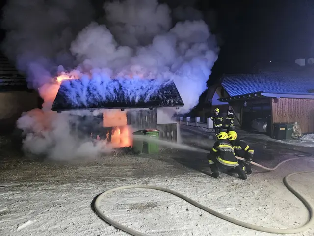 In der Nacht auf Montag geriet in Gröbming im Bezirk Liezen eine Holzhütte in einem Feriendorf in Brand.  | Foto: Feuerwehr Gröbming-Winkl