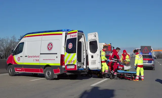 Die drei verletzten Personen wurden nach der Erstversorgung mit Rettungsfahrzeugen des Roten Kreuzes und des Samariterbunds in umliegende Krankenhäuser transportiert. | Foto: Pressestelle BFKDO BADEN / Stefan Schneider