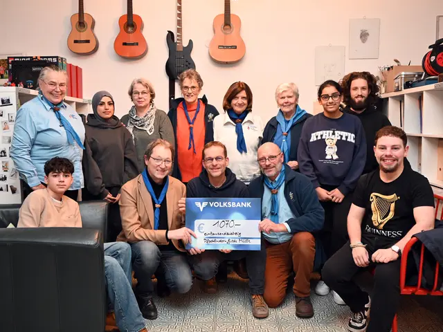 Die Pfadfinder Salzburg taten dem Offenen Jugendzentrum Südpol etwas gutes. In der Bildmitte der Leiter Oliver Binder mit dem Spendenscheck. | Foto: Markus Schicht/Pfadfinder-Gilde Salzburg Mülln