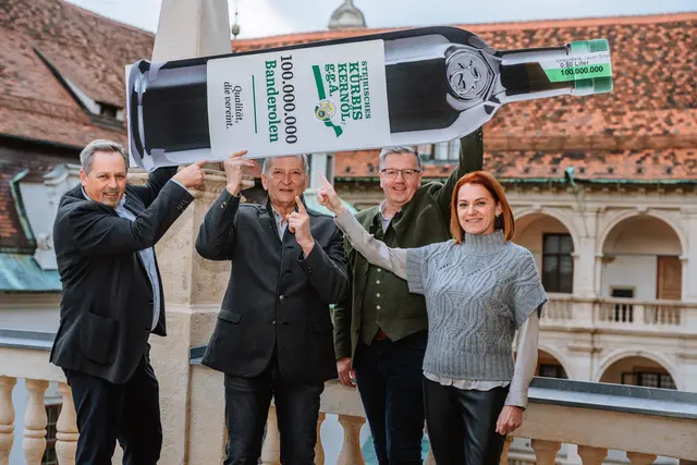 Freuen sich über 100 Millionen Flaschen steirisches Kürbiskernöl, die bisher über die Landetische gingen: Agrarlandesrätin Simone Schmiedtbauer, Präsident Andreas Steinegger, Franz Labugger (Obmann Steirische Kürbisbauern) und Geschäftsführer Reinhold Zötsch (v.r.). | Foto: LK/Fuchs