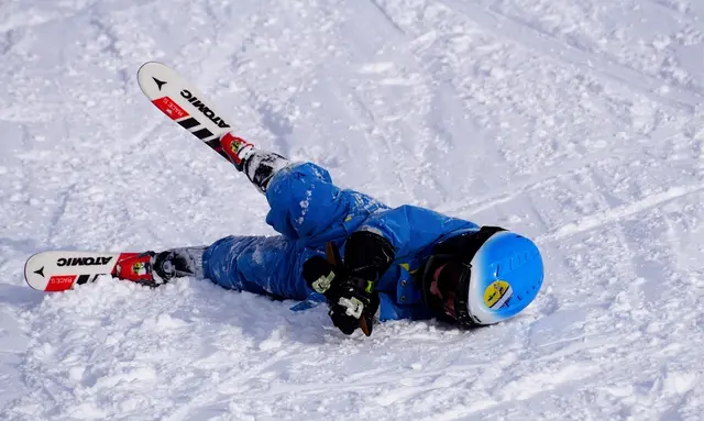 Das verletzte Kind wurde auf der Skipiste einfach zurückgelassen. Die Polizei sucht nun nach Zeugen.  | Foto: Symbolbild Pixabay