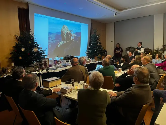 Feierten das Jubiläum: Dechant Alois Moser, Kooperator Franz Balakular Bodapati , der Bundesobmann des österreichischen Krippenverbandes Klaus Gspann, der Landesobmann des Salzburger Krippenverbandes Günther Hopfgartner. Bürgermeister Erich Rohrmoser, Vzbgm. Thomas Haslinger, Kulturstadtrat Anton Göllner, Kustodin, Andrea Dillinger vom Heimatmuseum Schloß Ritzen, OSR Adolf Wieser und Christoph Herzog. | Foto: Krippenverein Saalfelden