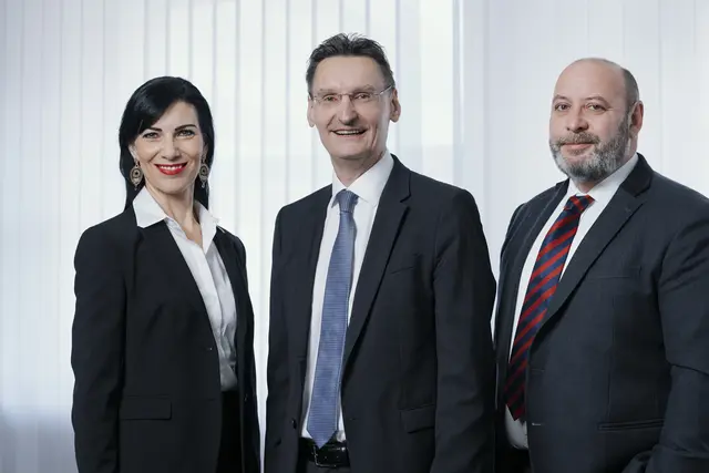 Am 1. Jänner 2026 haben Gert Heigl (Vorstandsvorsitzender/CEO), Alice Loidl (Vorstandsdirektorin Infrastruktur &amp; Energie) und Mark Perz (Vorstandsdirektor Mobilität &amp; Freizeit) die Leitung des Konzerns übernommen. | Foto: Holding Graz/Kanizaj