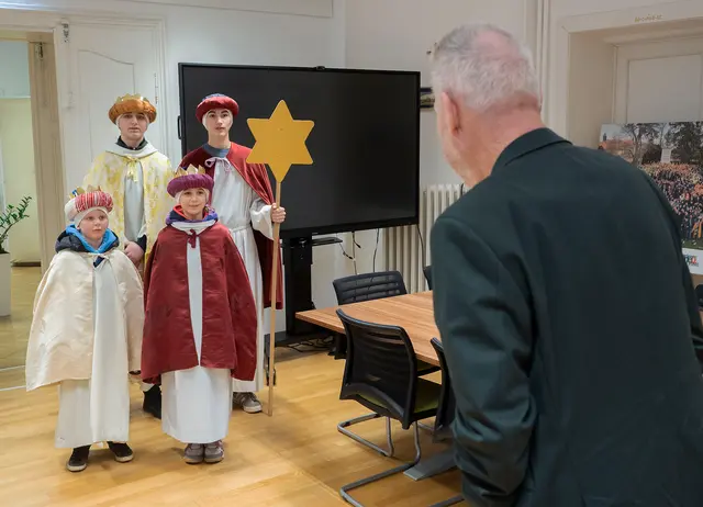 Die Sternsinger waren zu Besuch bei Bürgermeister Klaus Schneeberger. | Foto: Stadt Wiener Neustadt, Maurer