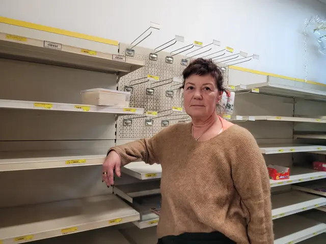 Mit Wehmut blickt Hannelore Straßer auf die leeren Regale in ihrem Geschäft, in dem sie ihr ganzes Leben verbracht hatte. 