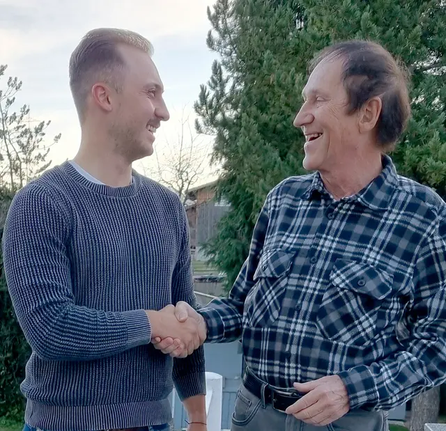 Werner Singer übergab nach 55 Jahren die Leitung der VHS Götzens an seinen Enkel Fabian Lhota. | Foto: VHS Götzens
