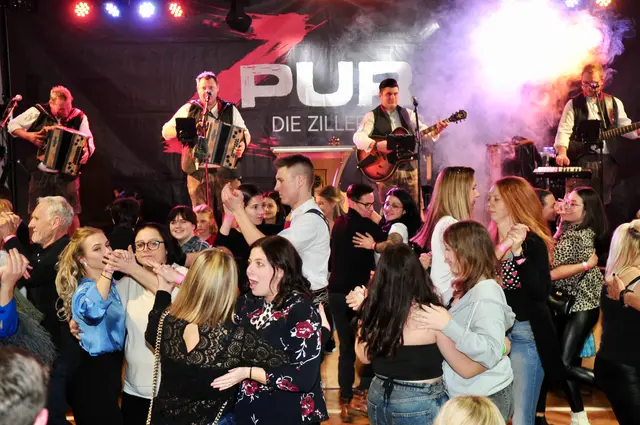 In den Auftrittspausen gibt es Musik pur - u.a. von der Showband Z PUR! | Foto: Hassl