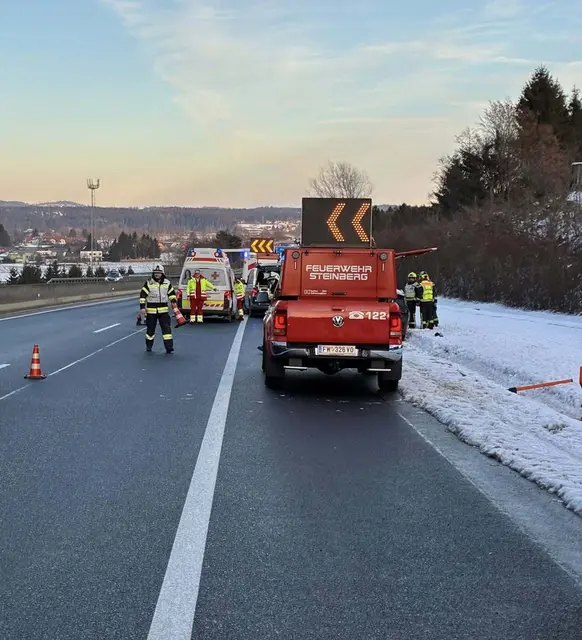 Die Feuerwehren Steinberg und Mooskirchen sicherten die Unfallstelle ab. | Foto: FF Steinberg
